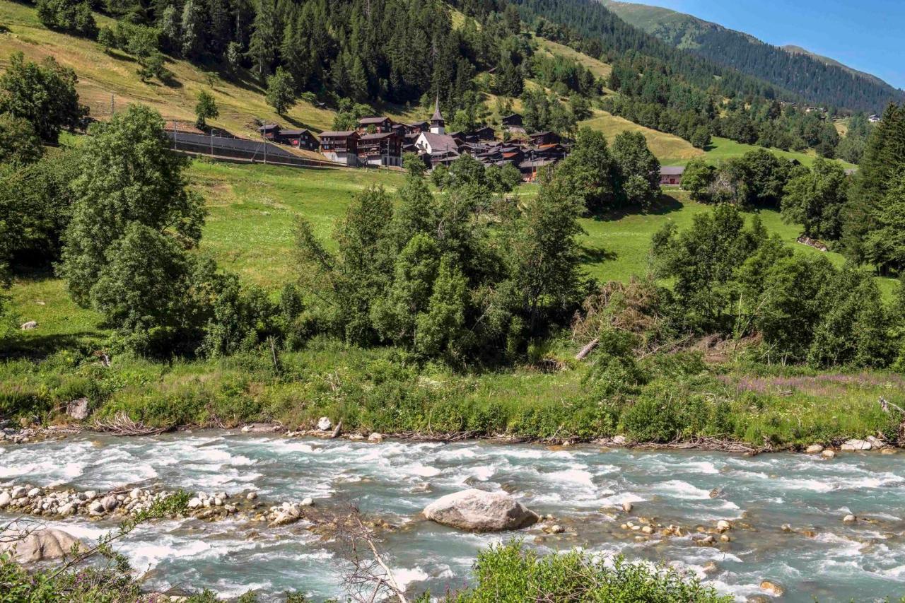 Denkmalgeschuetzter Spycher Total Renoviert Goms Exteriér fotografie