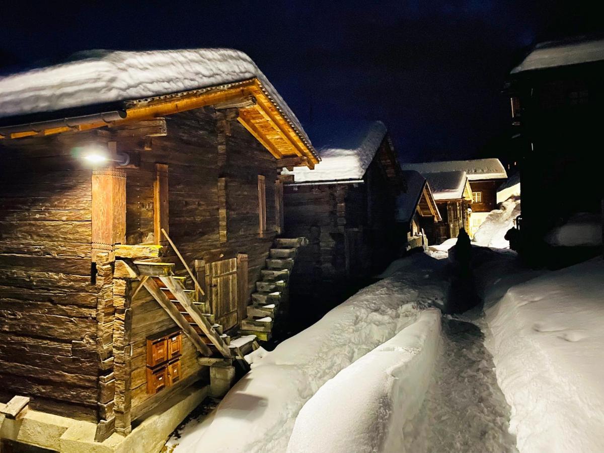 Denkmalgeschuetzter Spycher Total Renoviert Goms Exteriér fotografie