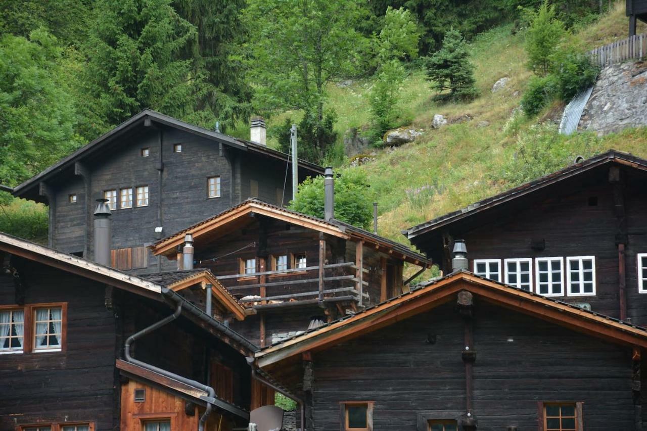 Denkmalgeschuetzter Spycher Total Renoviert Goms Exteriér fotografie