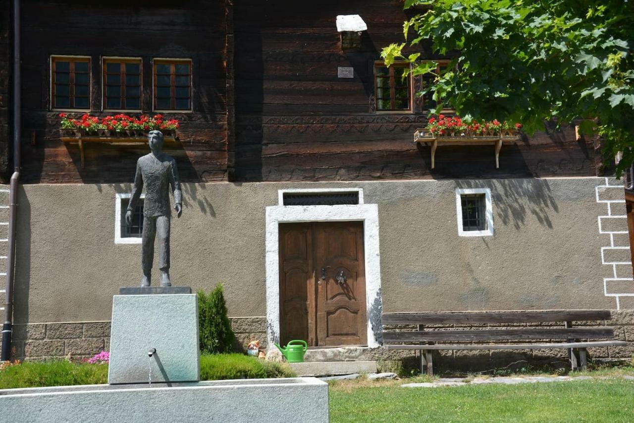 Denkmalgeschuetzter Spycher Total Renoviert Goms Exteriér fotografie
